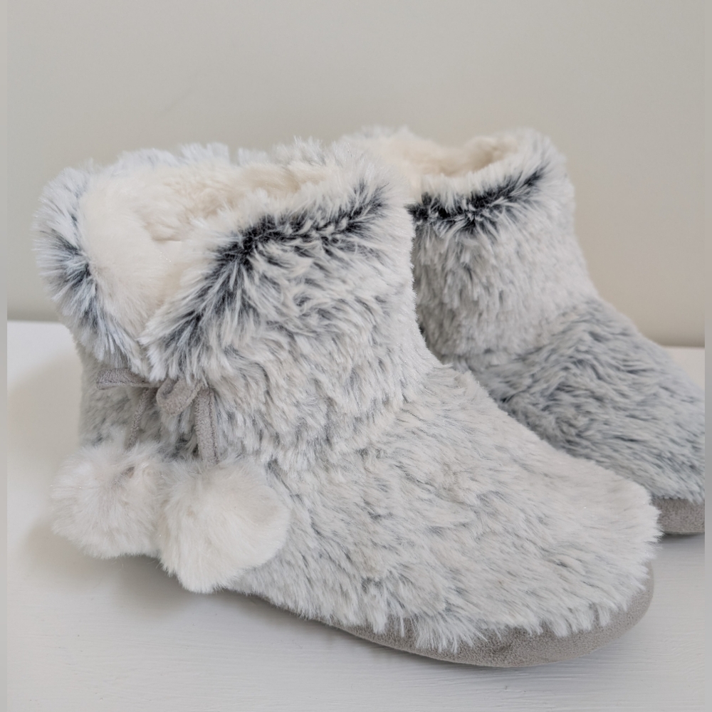 NWT Girls Big Kid Faux Fur Cozy Bootie Slippers 4/5 XL Age 8-10 Silver Gray Blue